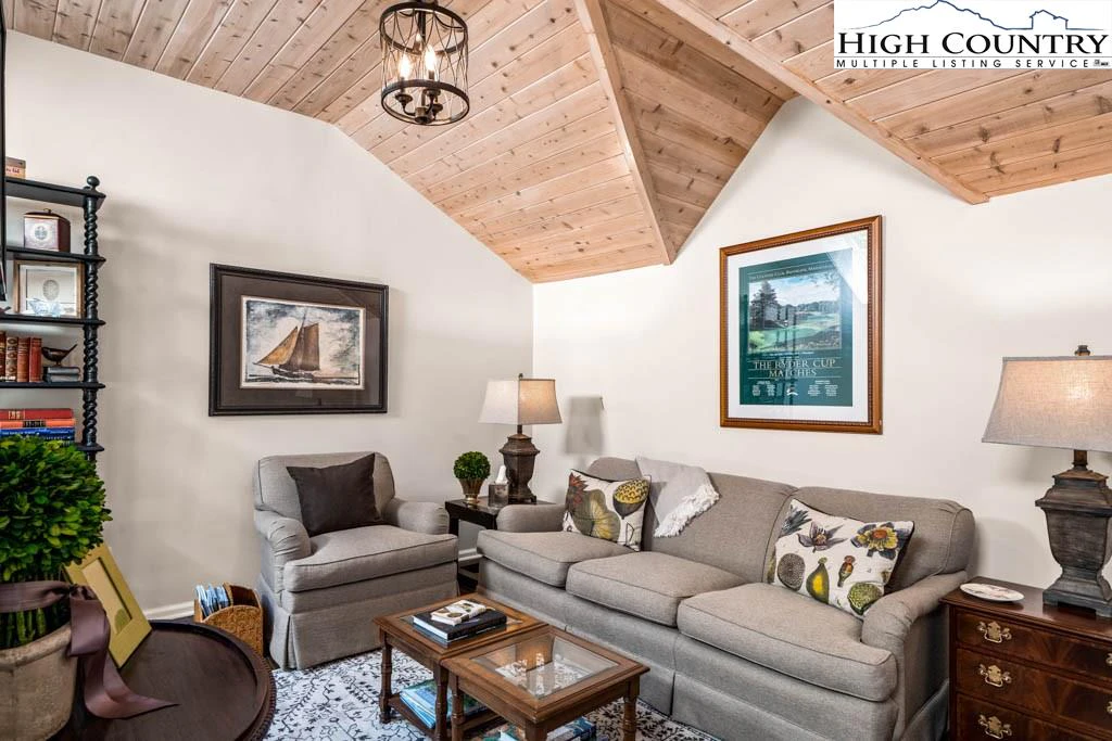 Image number 4 for the current listing
