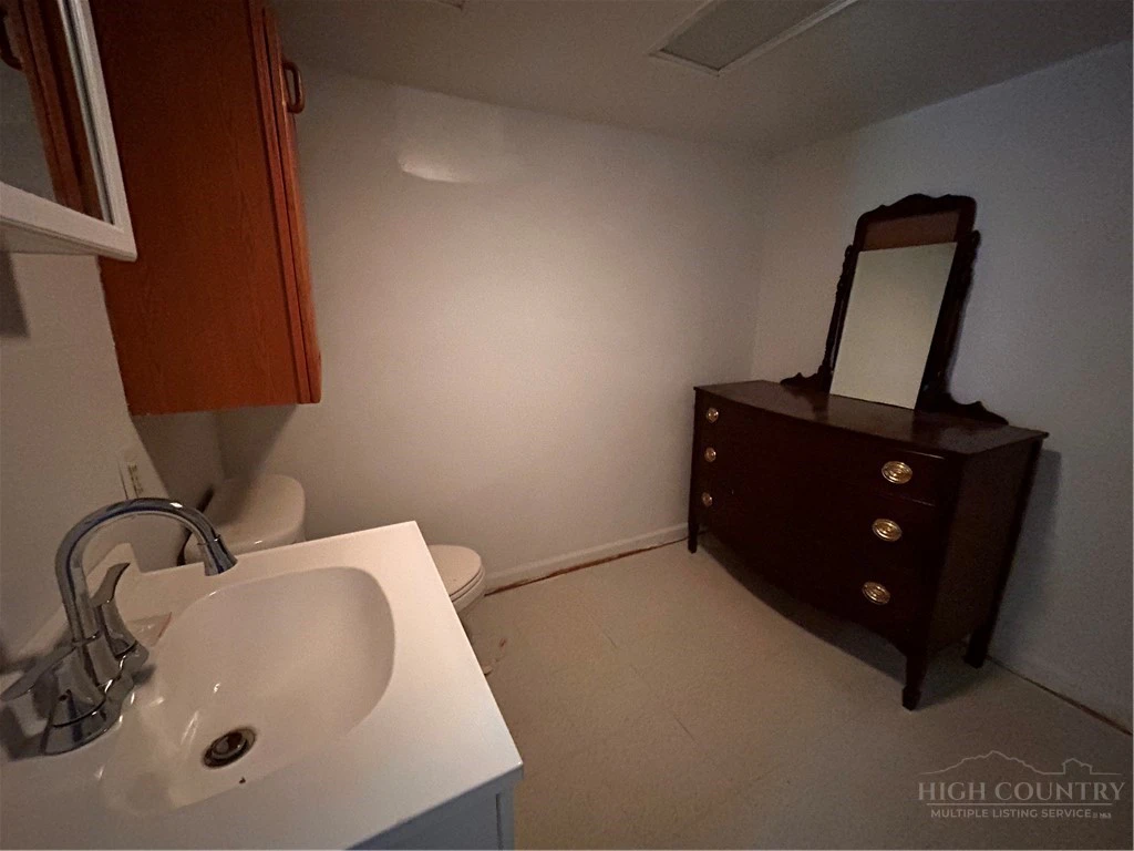 Image number 4 for the current listing