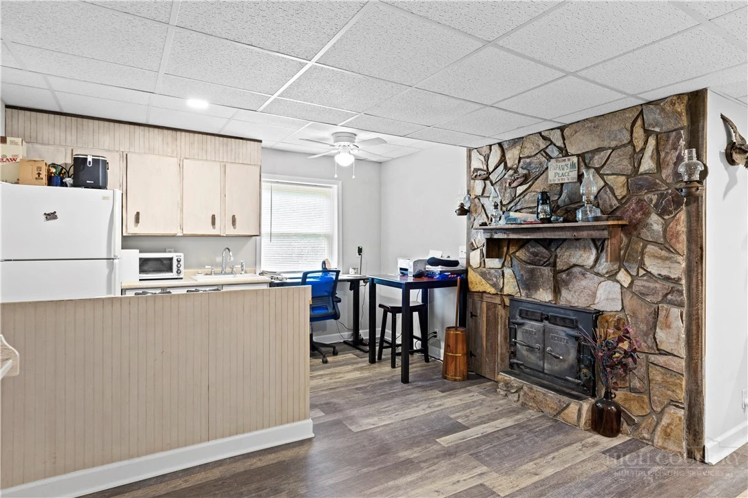 Image number 14 for the current listing
