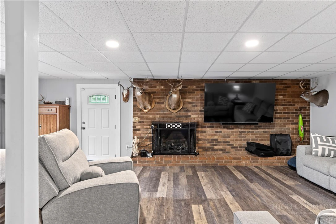 Image number 6 for the current listing