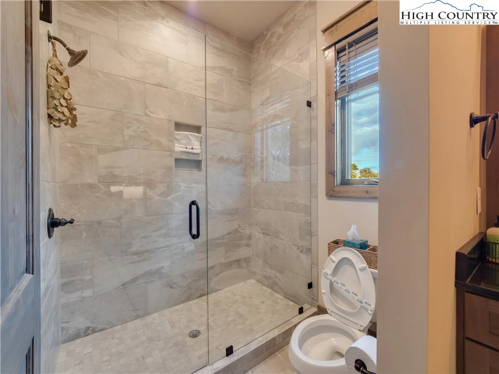 Image number 3 for the current listing