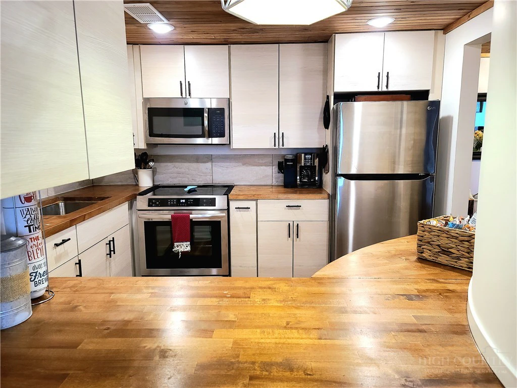 Image number 17 for the current listing