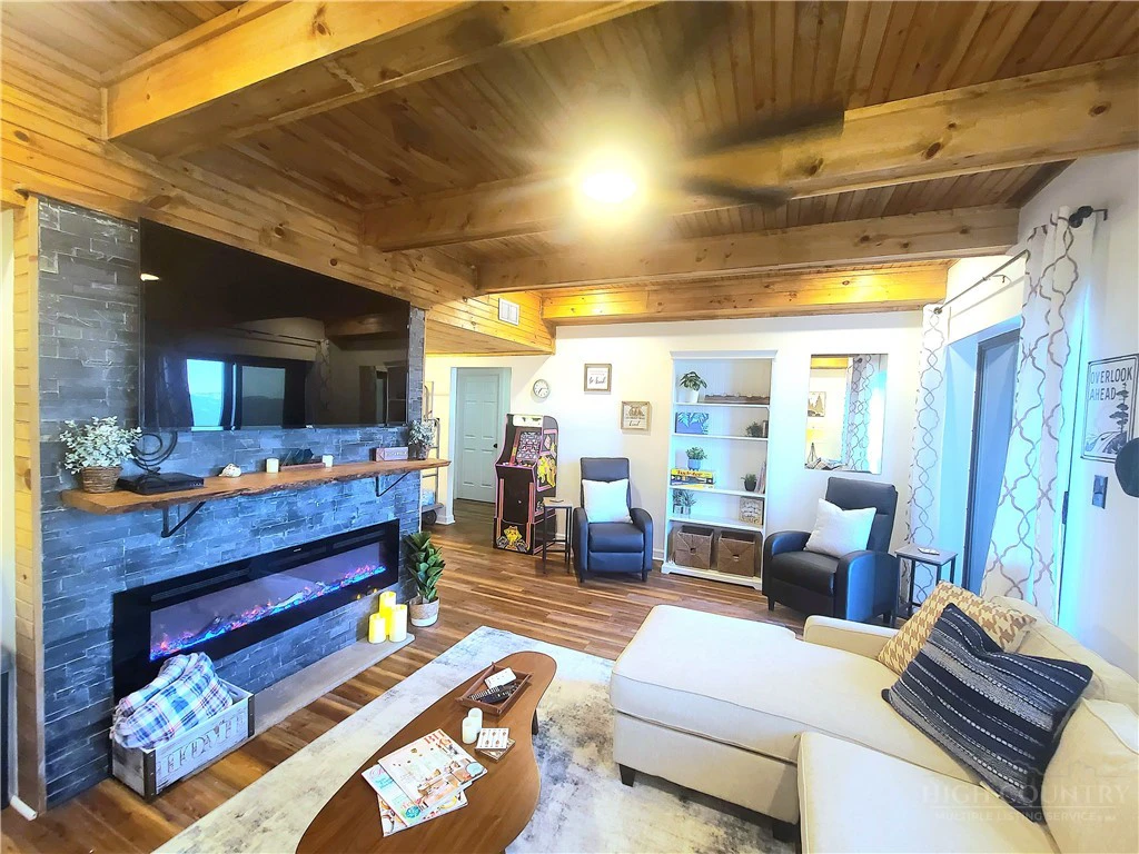 Image number 15 for the current listing