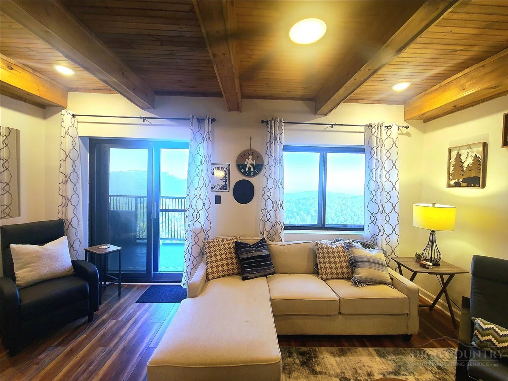 Image number 13 for the current listing