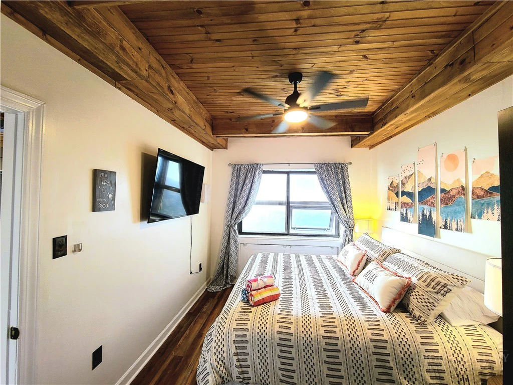 Image number 11 for the current listing