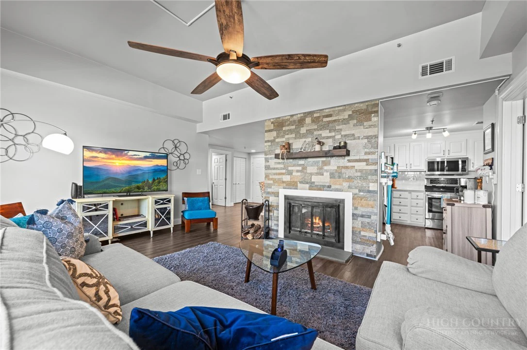 Image number 4 for the current listing
