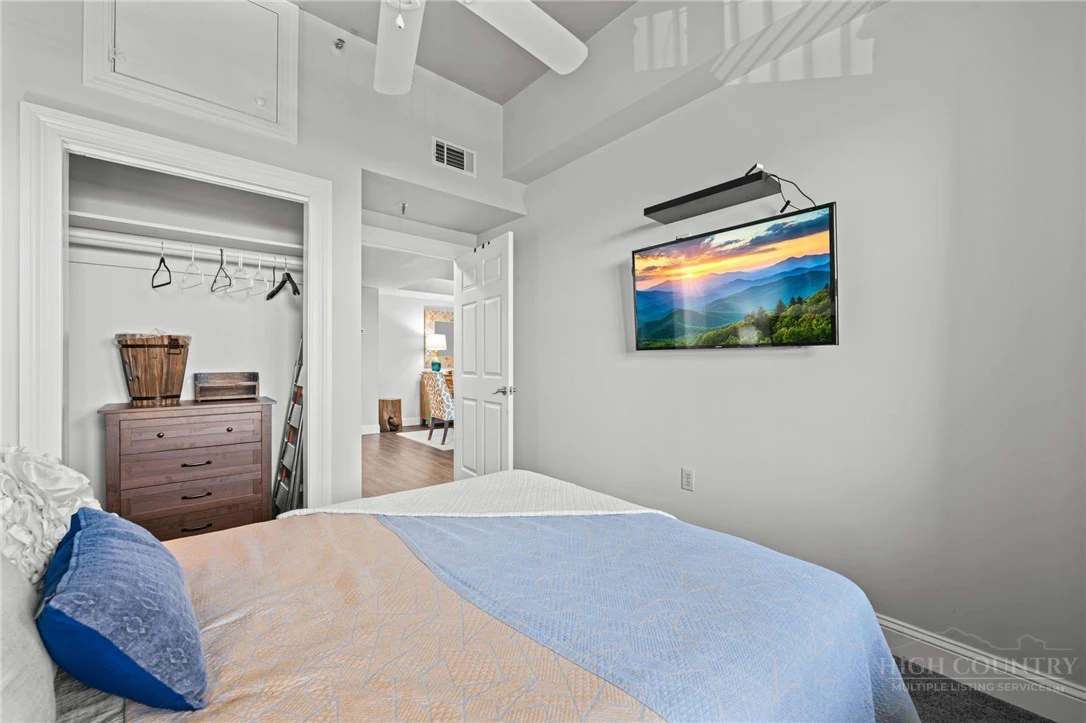 Image number 18 for the current listing