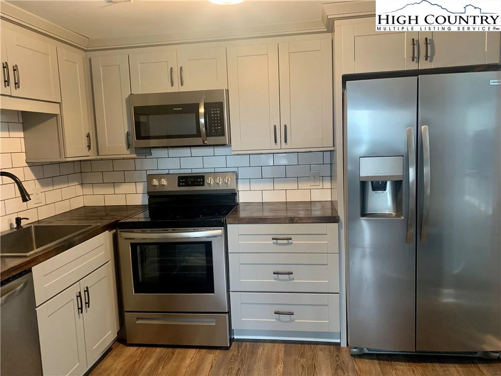 Image number 1 for the current listing