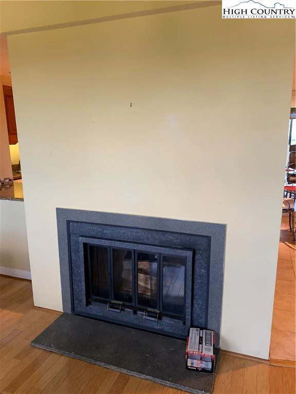 Image number 4 for the current listing