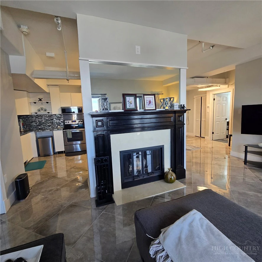 Image number 6 for the current listing