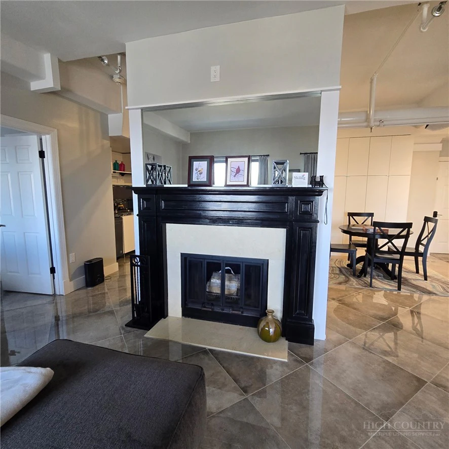 Image number 7 for the current listing