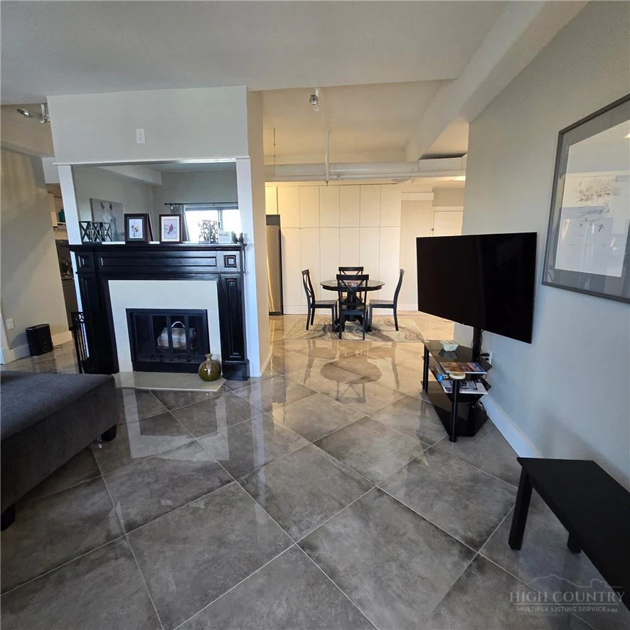 Image number 8 for the current listing