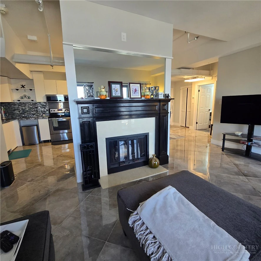 Image number 14 for the current listing