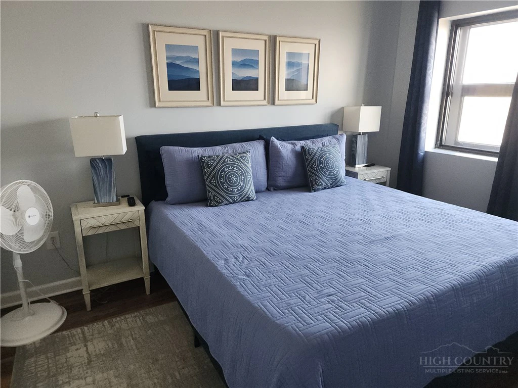 Image number 9 for the current listing