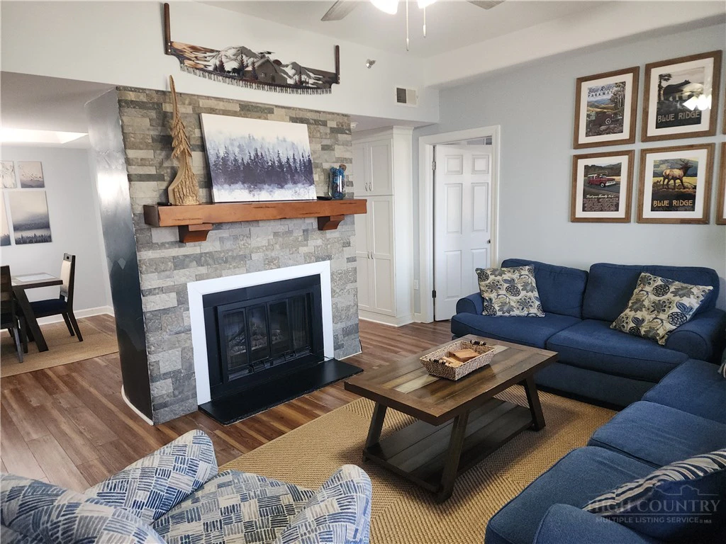 Image number 19 for the current listing