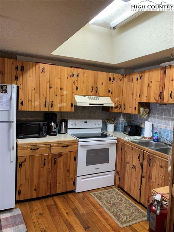 Image number 1 for the current listing