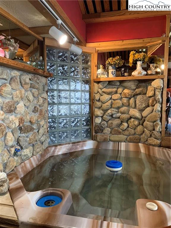 Image number 14 for the current listing