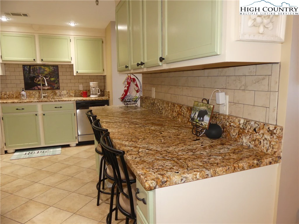 Image number 19 for the current listing