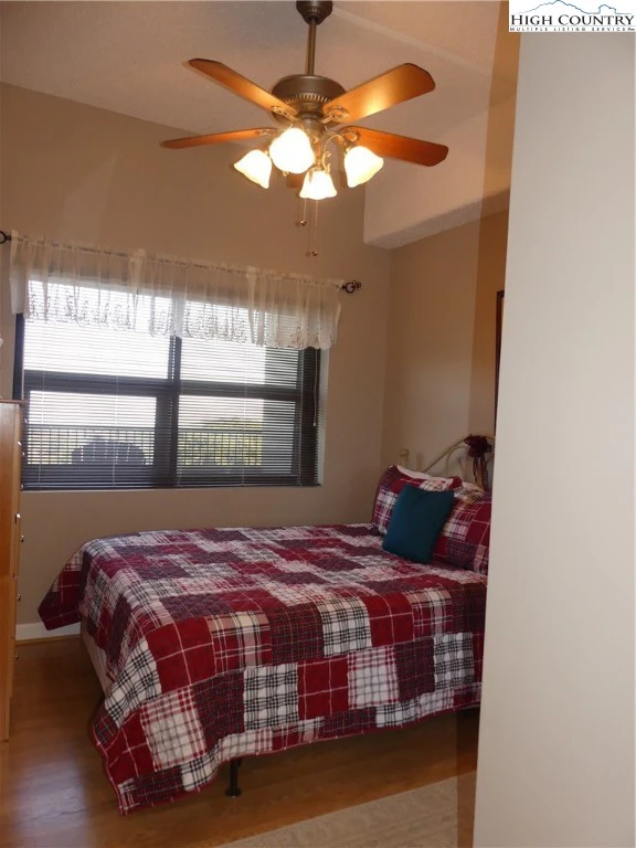 Image number 2 for the current listing