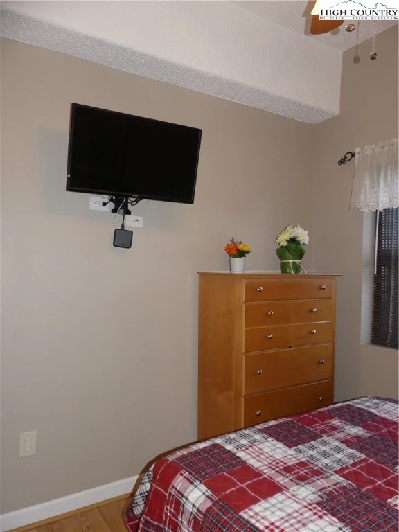 Image number 13 for the current listing