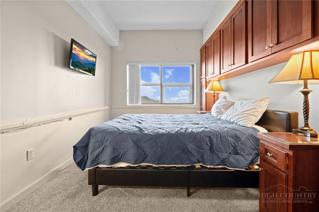 Image number 19 for the current listing