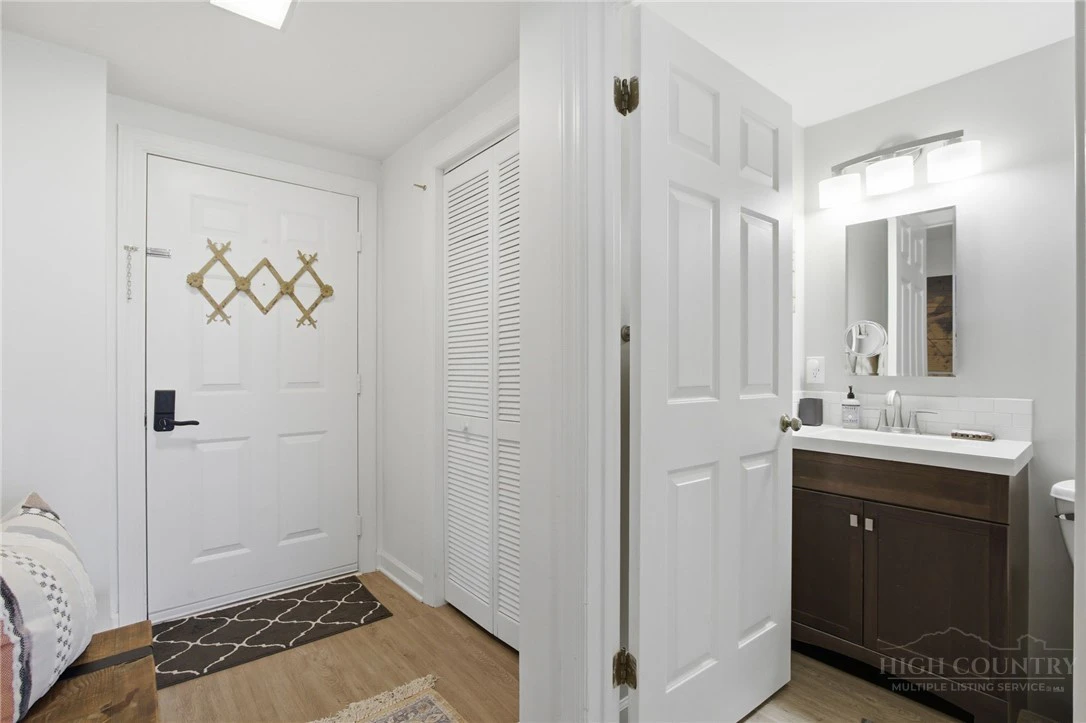 Image number 9 for the current listing