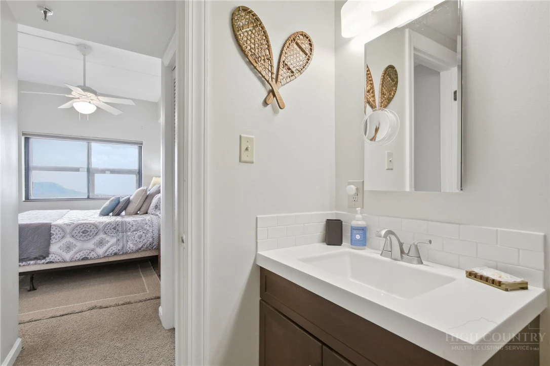 Image number 3 for the current listing