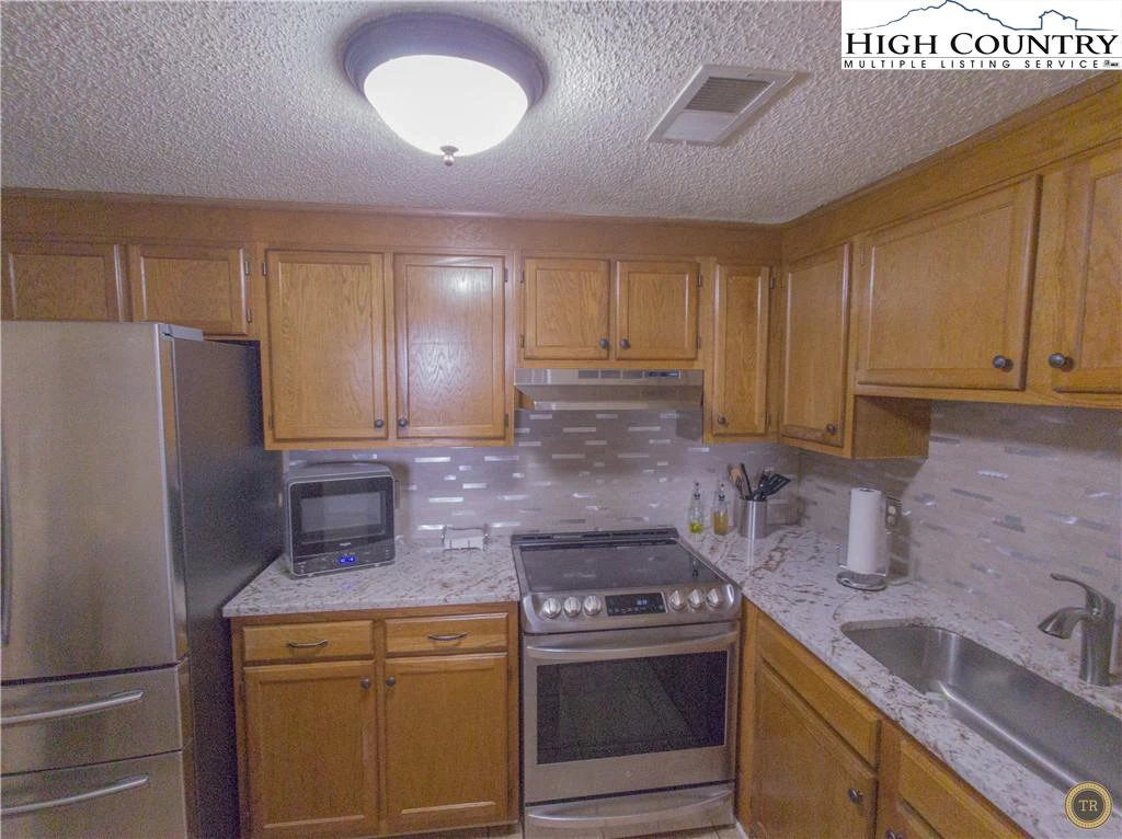 Image number 15 for the current listing