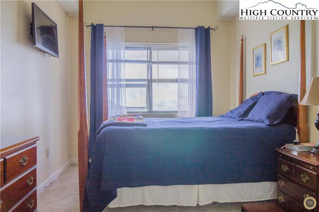 Image number 9 for the current listing