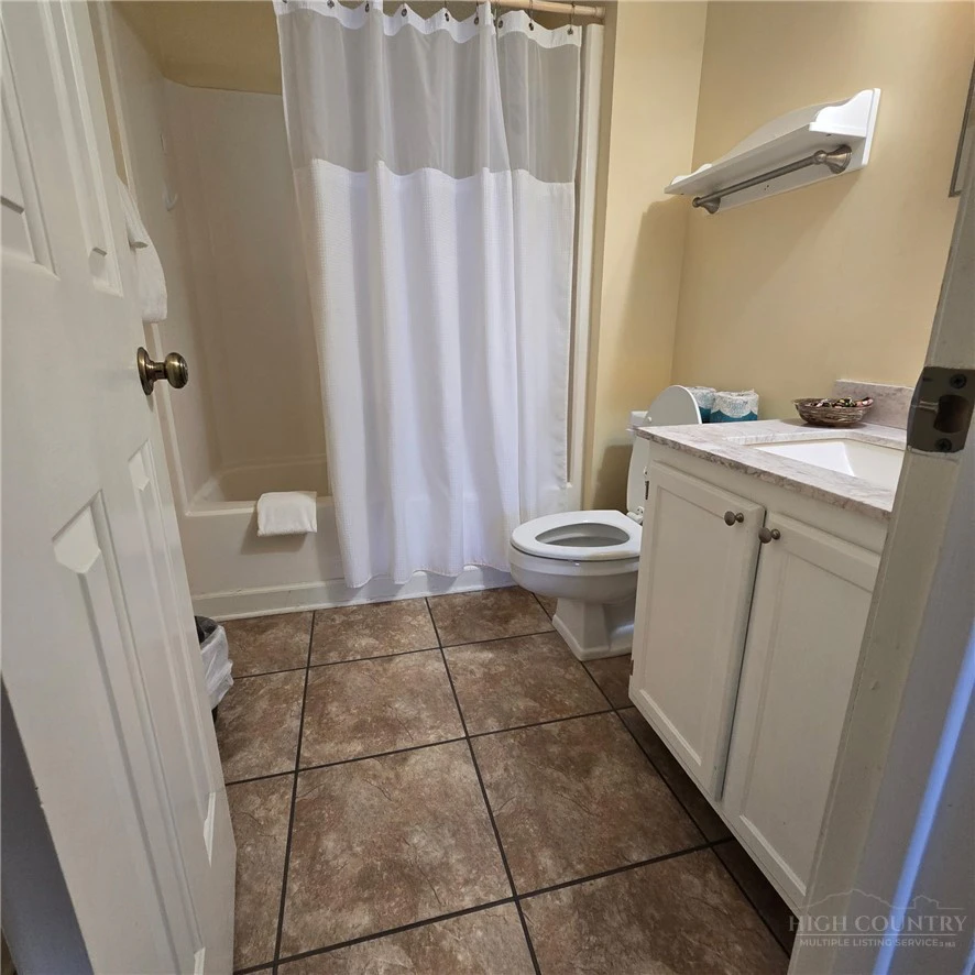 Image number 3 for the current listing