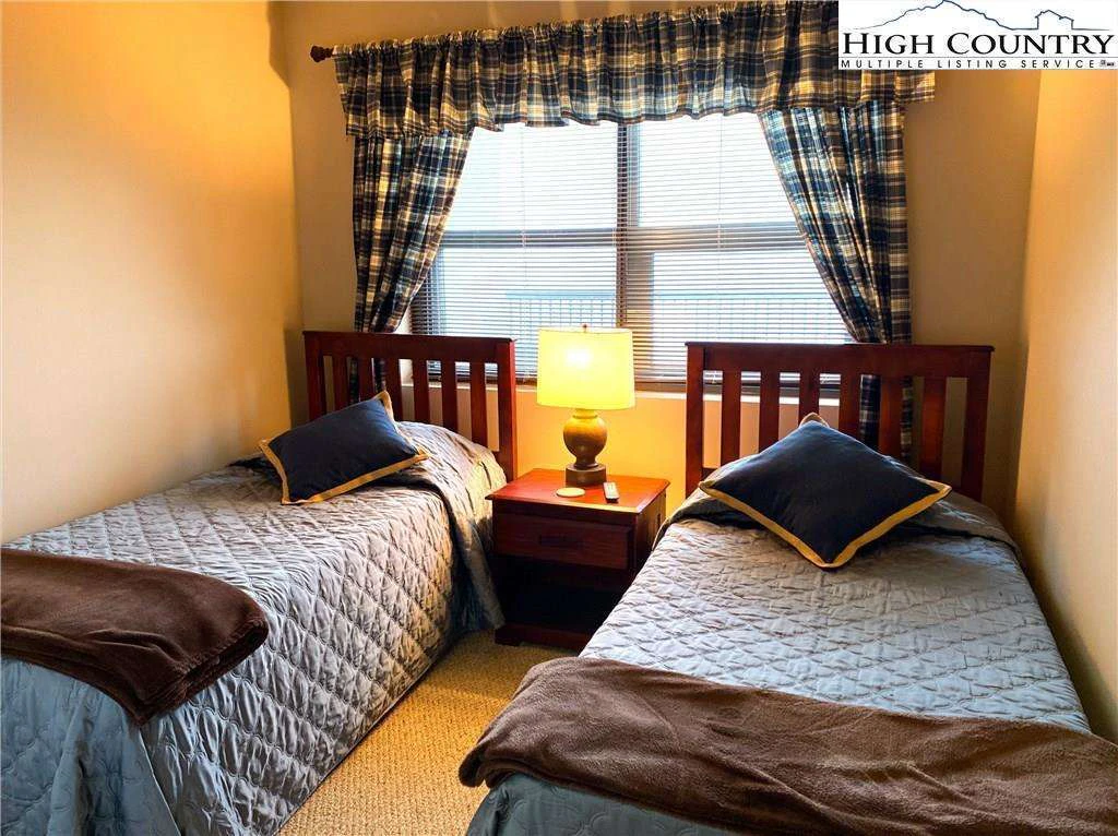 Image number 9 for the current listing