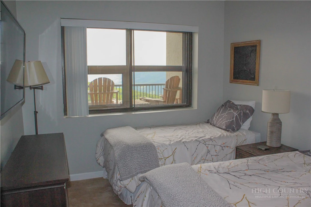 Image number 16 for the current listing