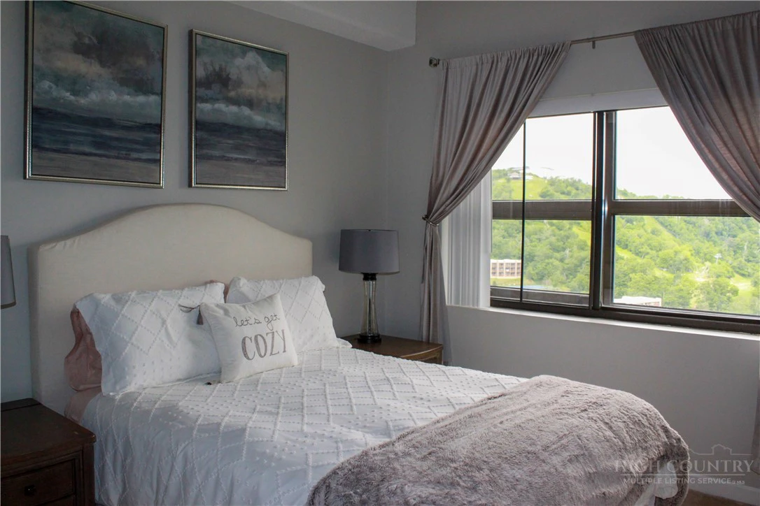 Image number 11 for the current listing