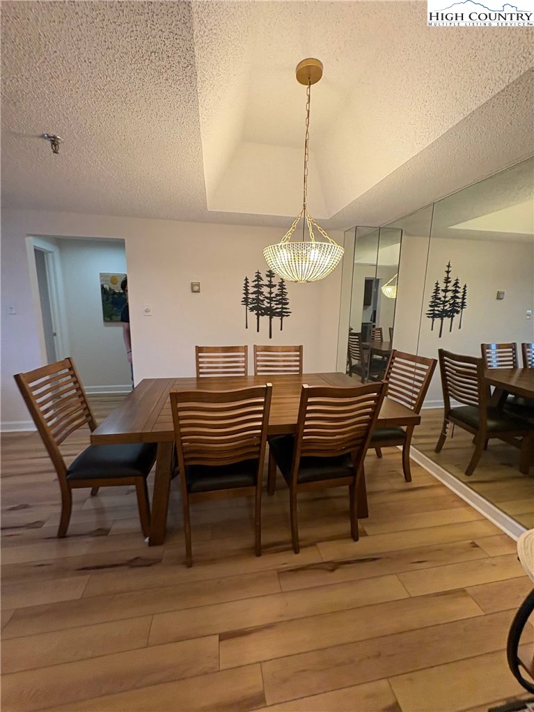 Image number 15 for the current listing