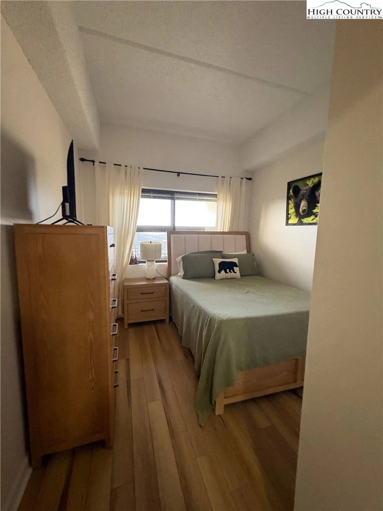 Image number 13 for the current listing