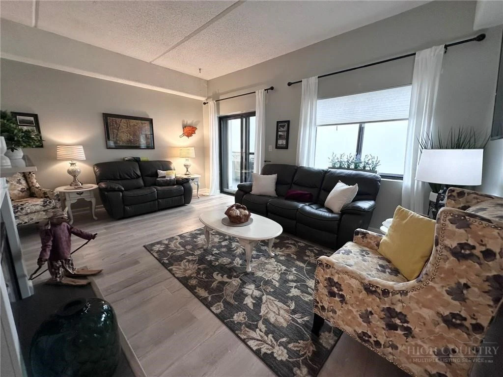 Image number 3 for the current listing