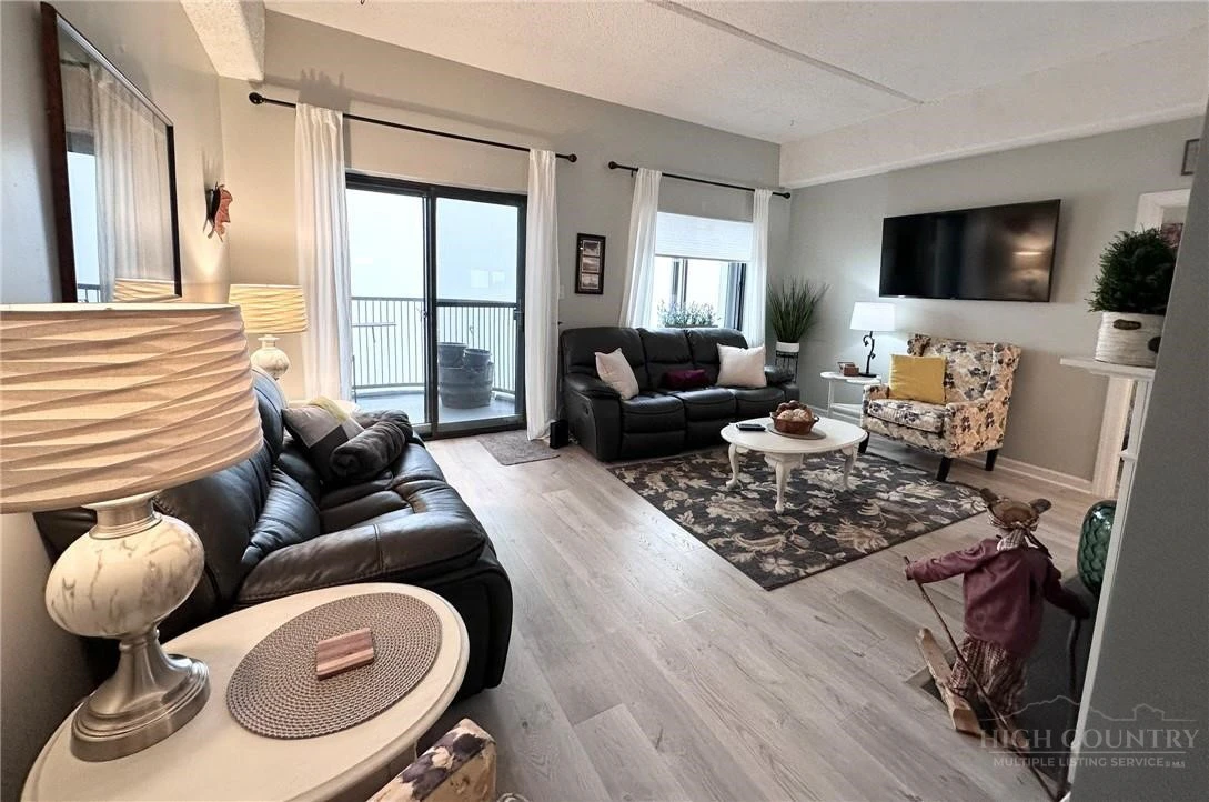 Image number 4 for the current listing
