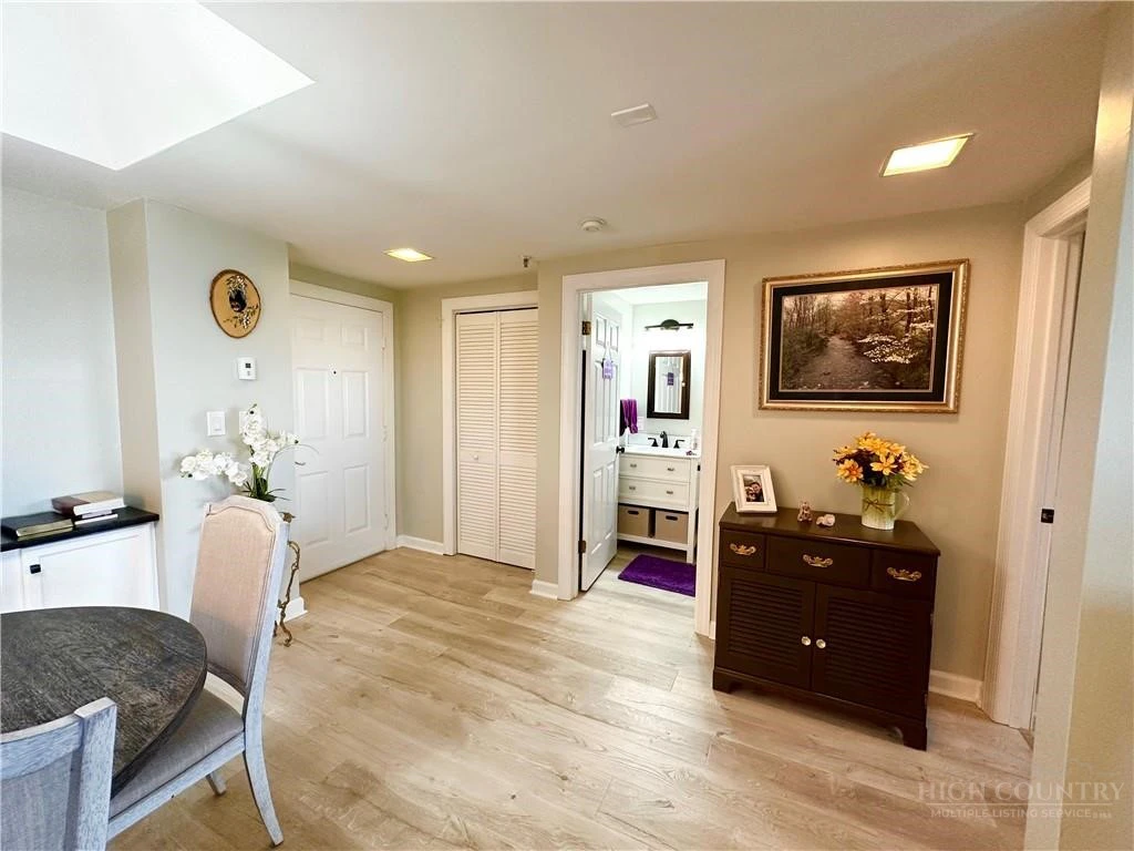 Image number 9 for the current listing