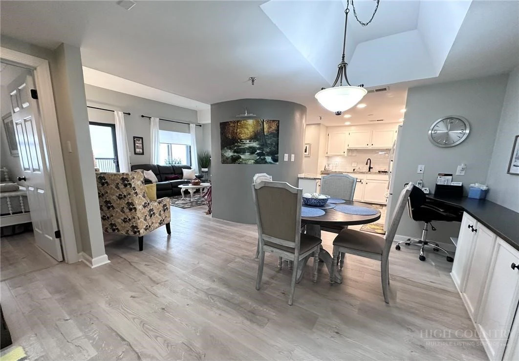 Image number 11 for the current listing