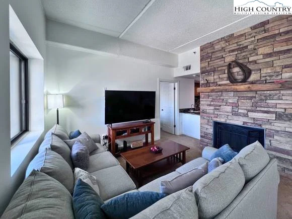 Image number 1 for the current listing