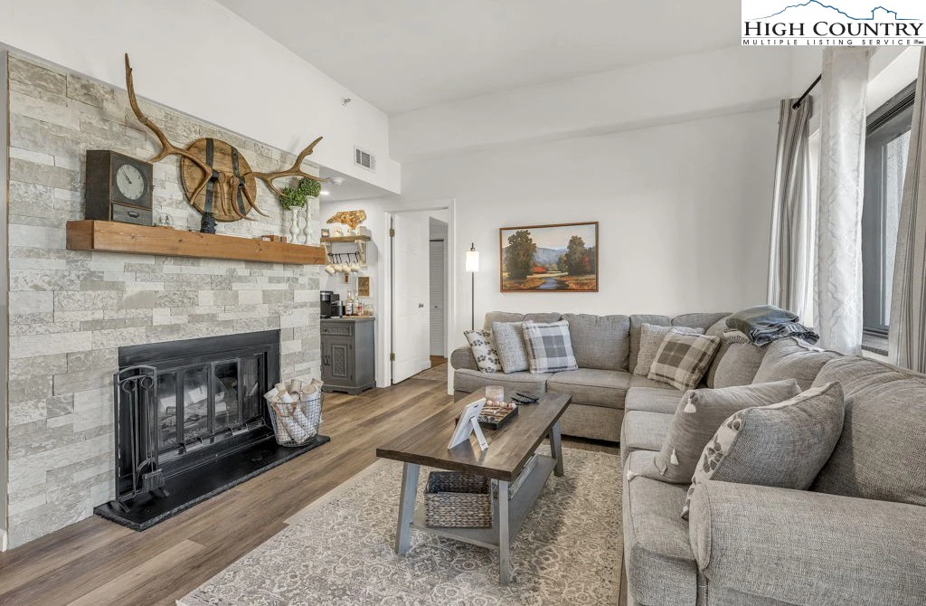 Image number 1 for the current listing