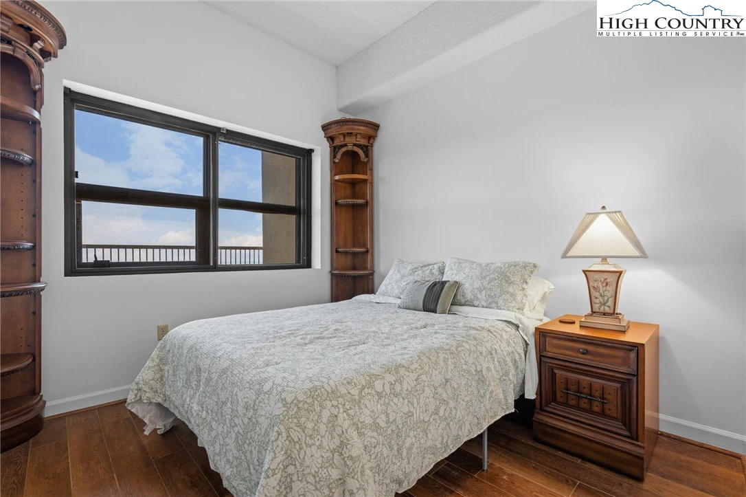 Image number 11 for the current listing