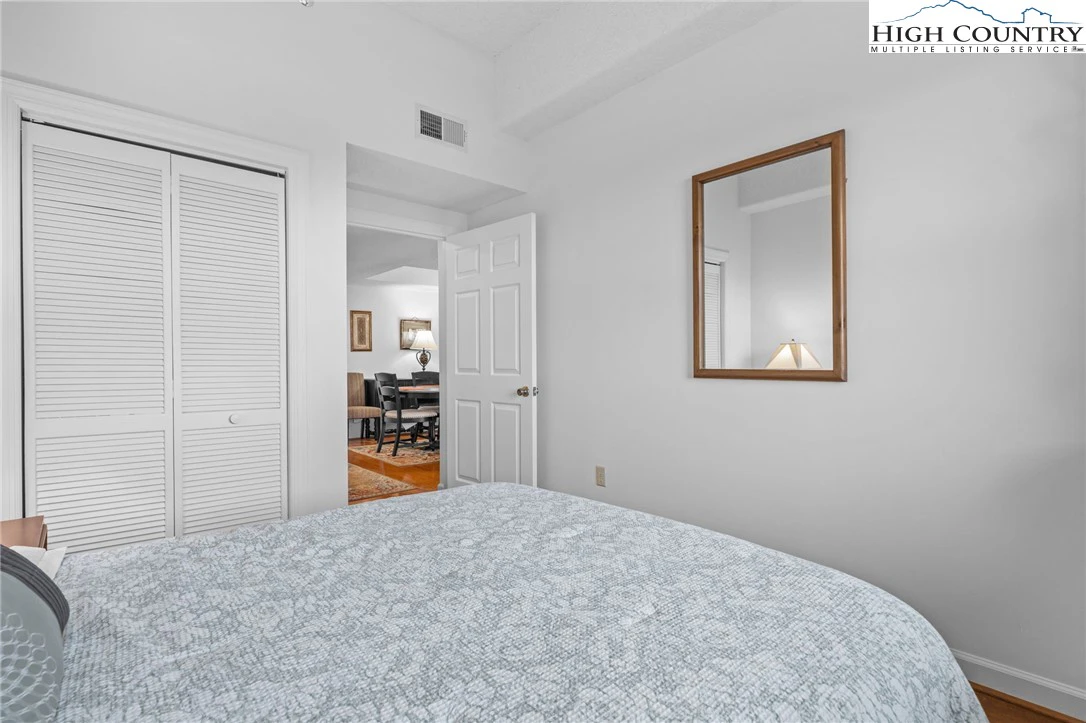 Image number 3 for the current listing
