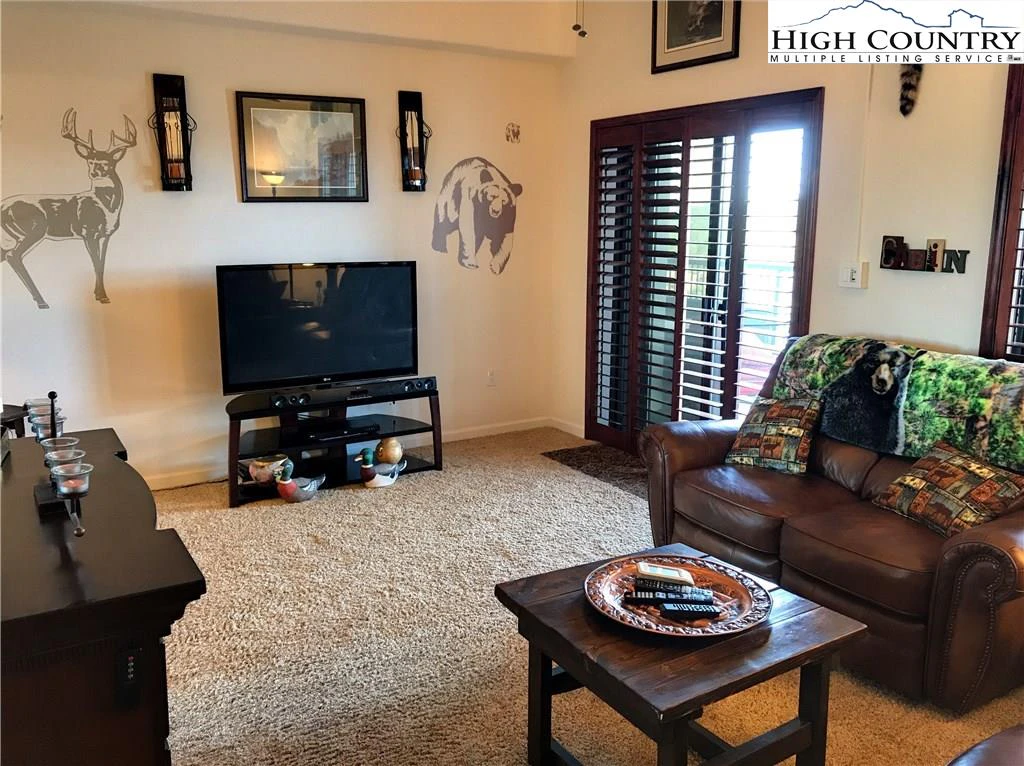 Image number 17 for the current listing