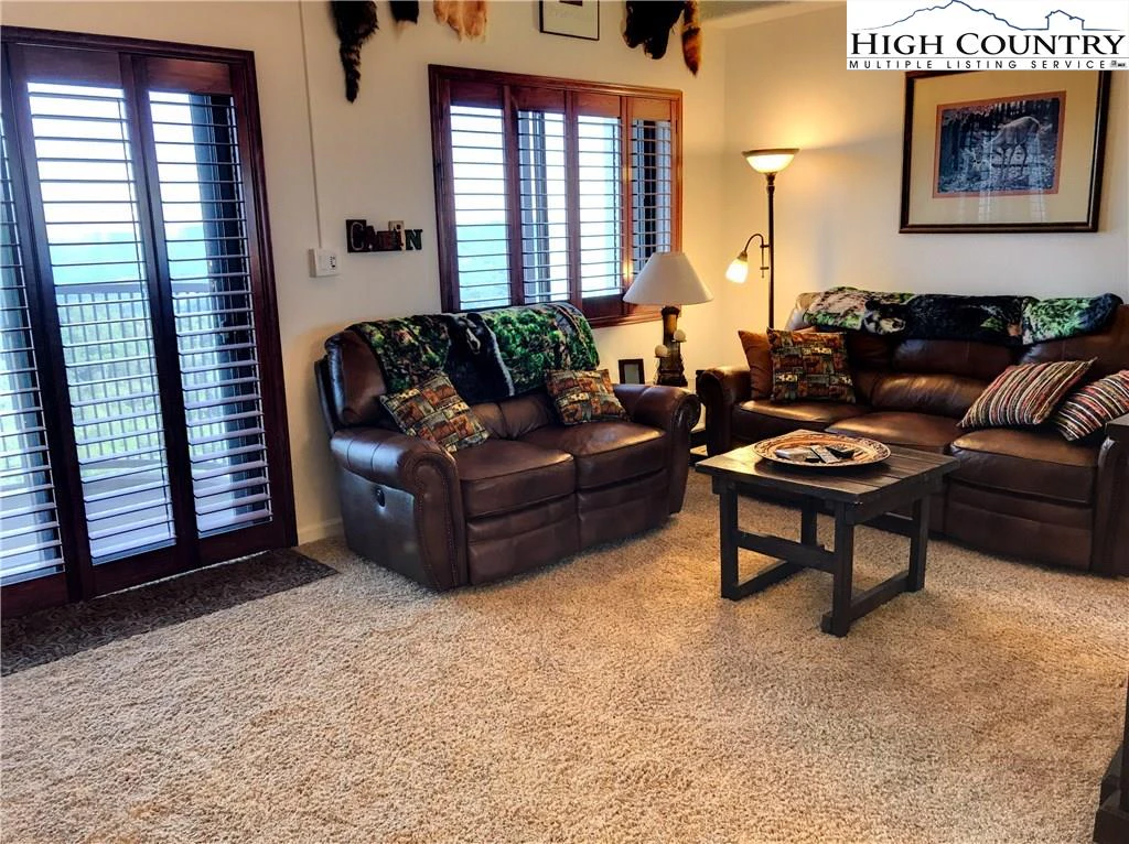 Image number 19 for the current listing