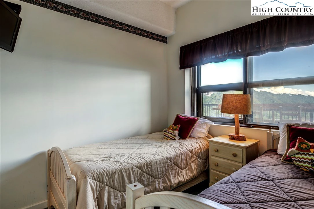 Image number 5 for the current listing