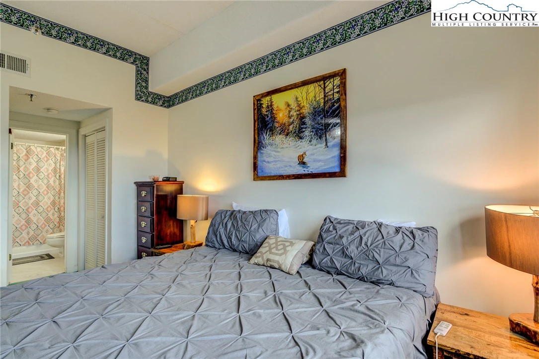 Image number 3 for the current listing