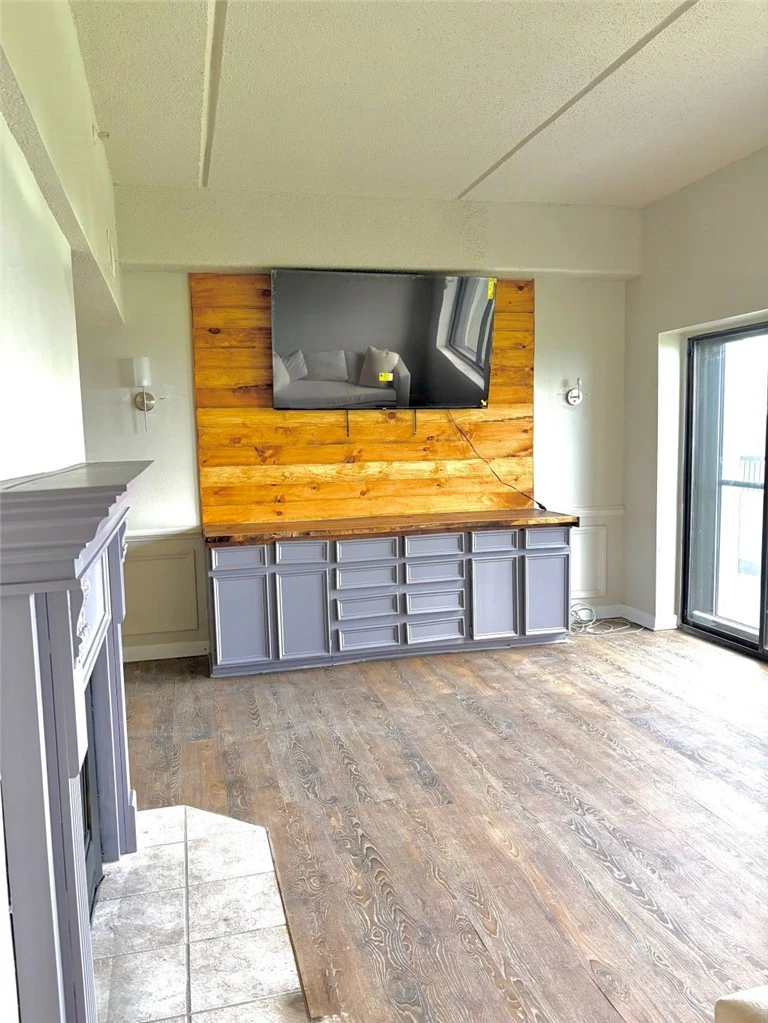Image number 11 for the current listing