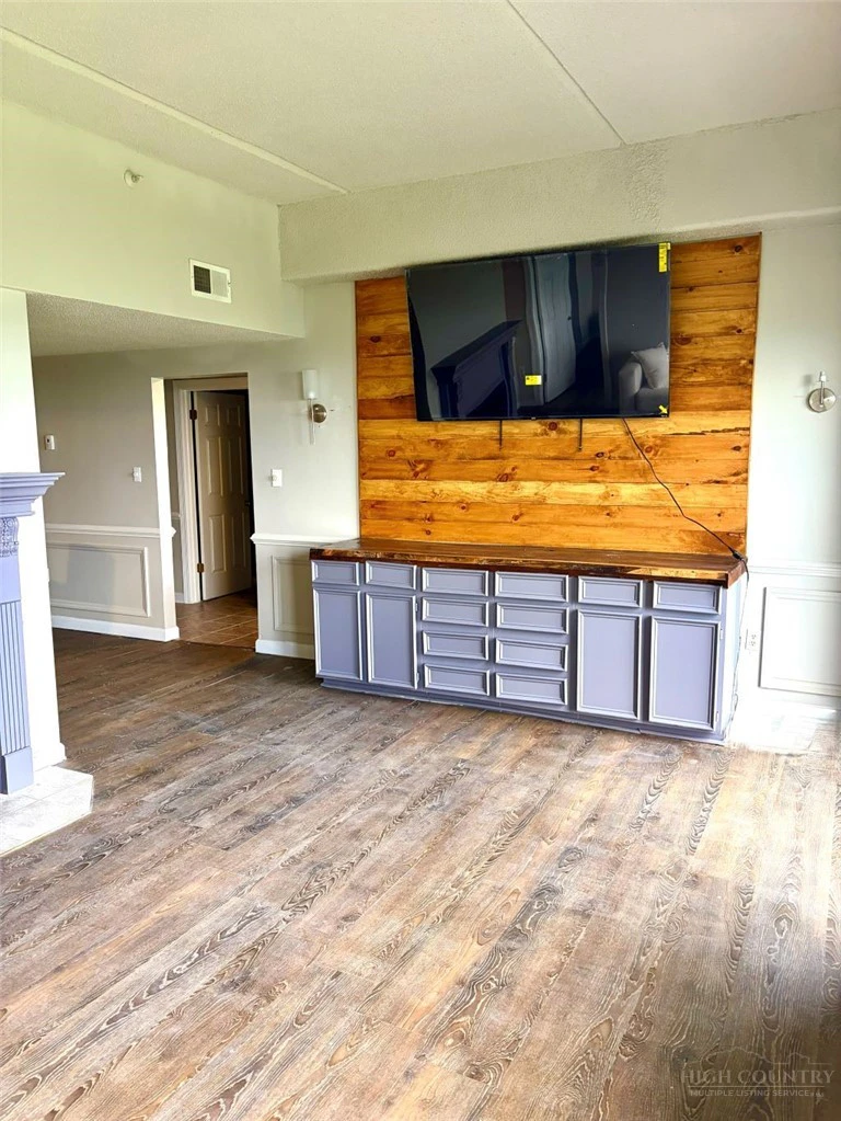 Image number 12 for the current listing