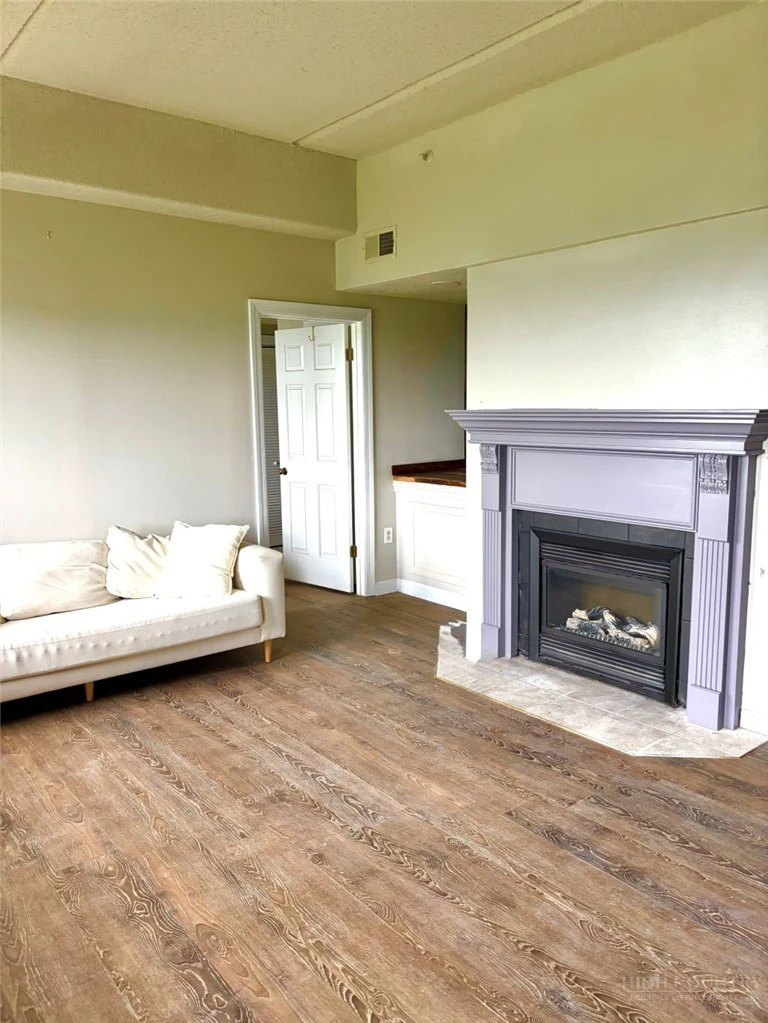 Image number 13 for the current listing